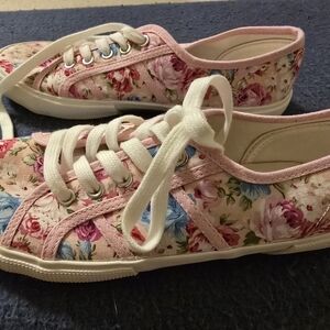 Pink Floral Size 9 Tennis Shoes